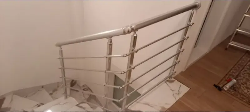 Ograda od inox cijevi na unutrašnjem stepeništu